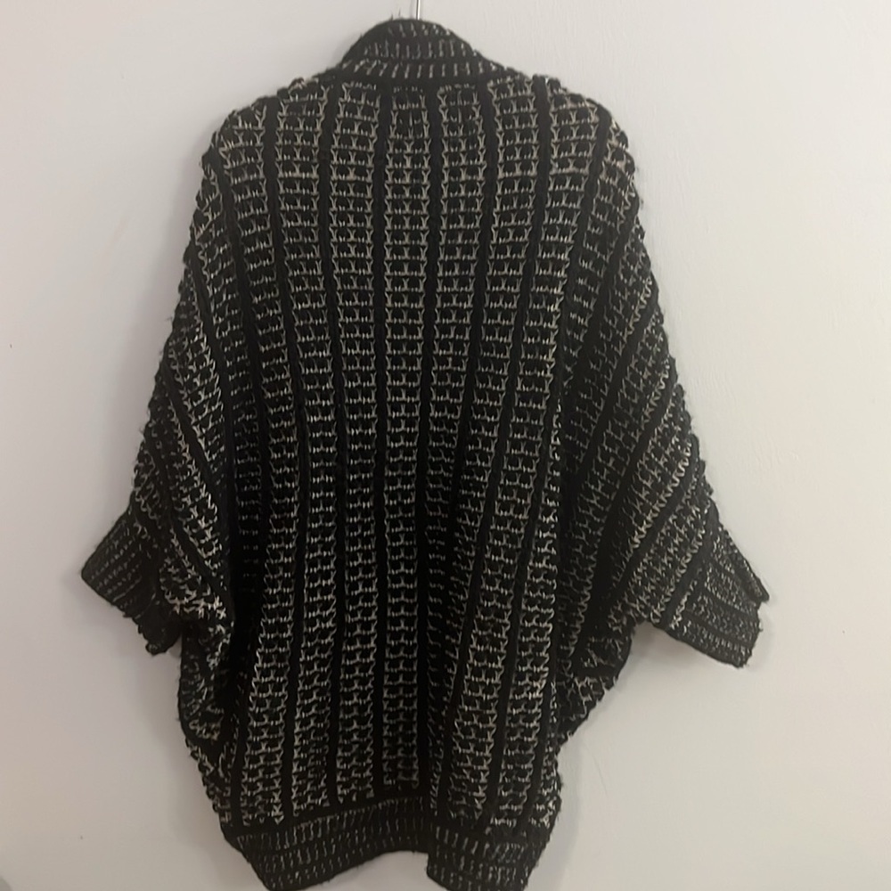 Zara knit - Black and White Sweater - cape size M - Picture 2 of 7